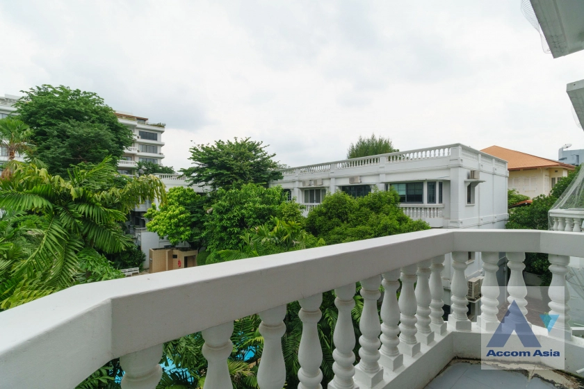 33  4 br Townhouse for rent and sale in Sukhumvit ,Bangkok  at House in garden compound with pool AA31712
