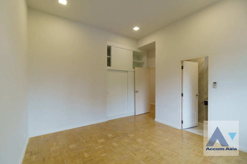 38  4 br Townhouse for rent and sale in Sukhumvit ,Bangkok  at House in garden compound with pool AA31712