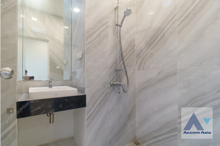 39  4 br Townhouse for rent and sale in Sukhumvit ,Bangkok  at House in garden compound with pool AA31712