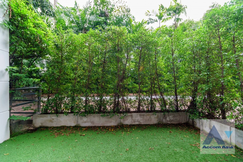 5  4 br Townhouse for rent and sale in Sukhumvit ,Bangkok  at House in garden compound with pool AA31712