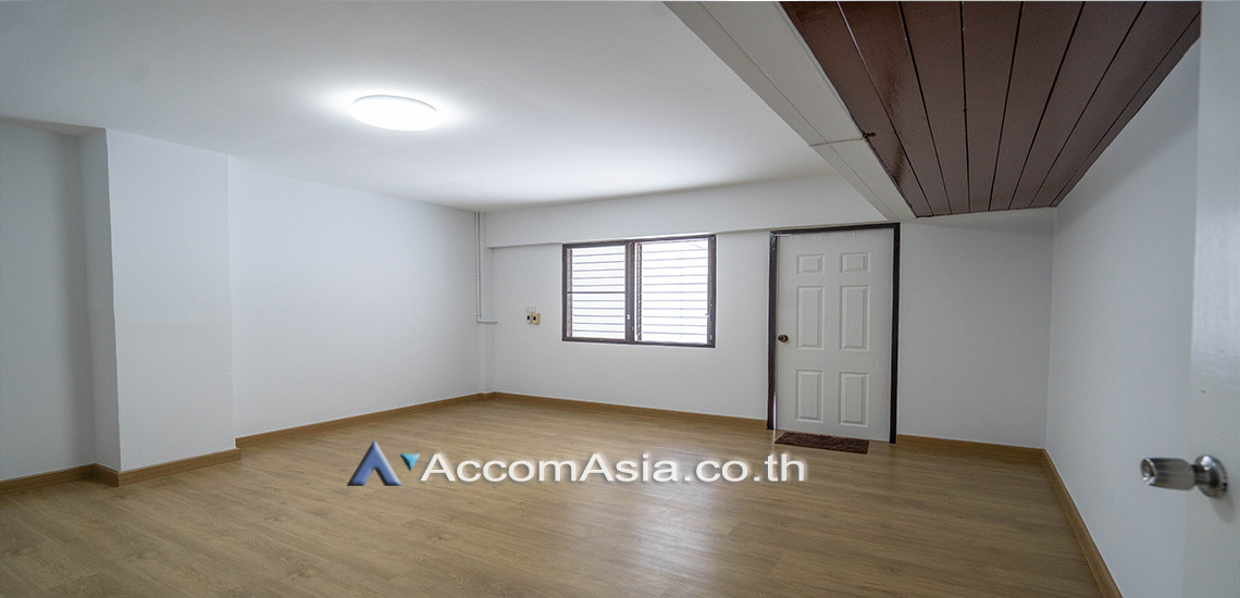  4 Bedrooms  Townhouse For Rent in sukhumvit ,BangkokBTS-Thong Lo- AA31736