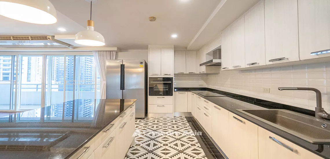 unit 3 Bedrooms  Condominium For Rent in Sukhumvit, Bangkok  near BTS Asok (AA31742)