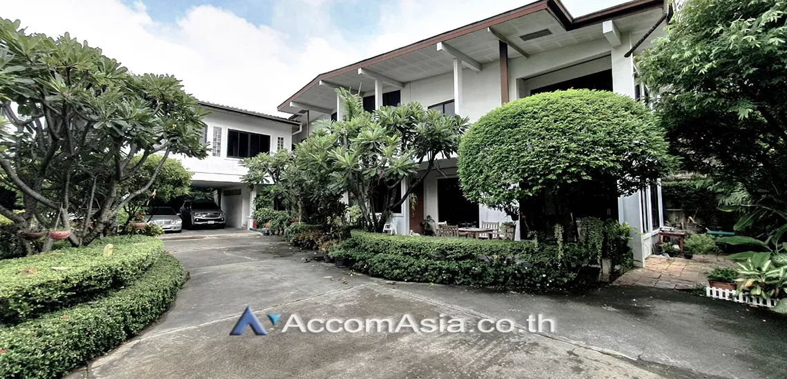  4 Bedrooms  House For Sale in Sukhumvit, Bangkok  near BTS Phrom Phong (AA31756)