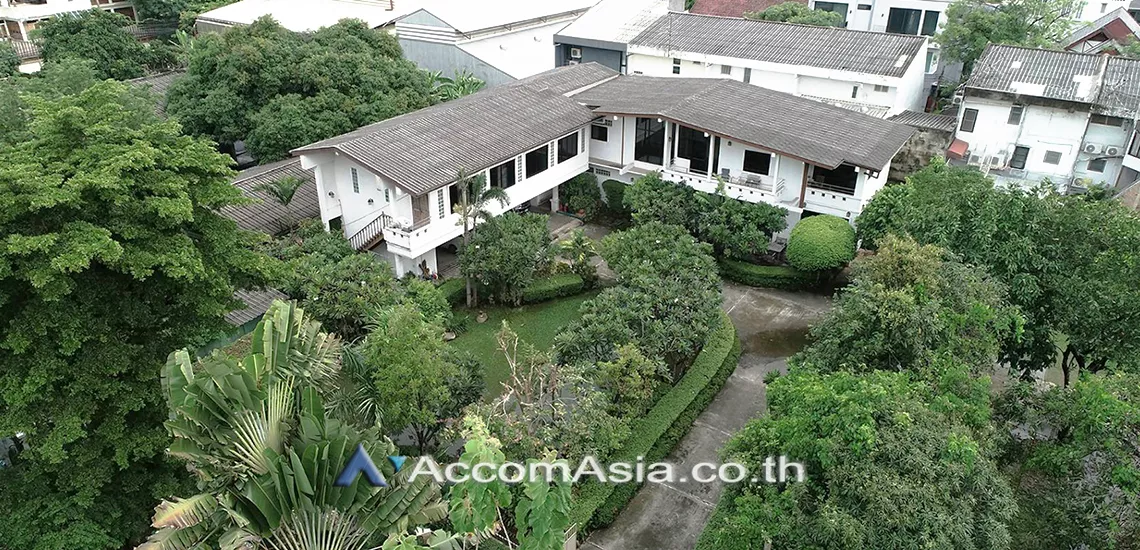  4 Bedrooms  House For Sale in Sukhumvit, Bangkok  near BTS Phrom Phong (AA31756)