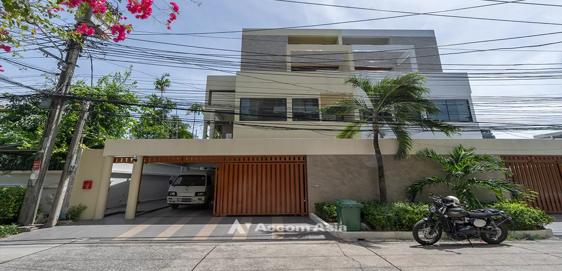  2  4 br House For Rent in sukhumvit ,Bangkok BTS Phrom Phong AA31765