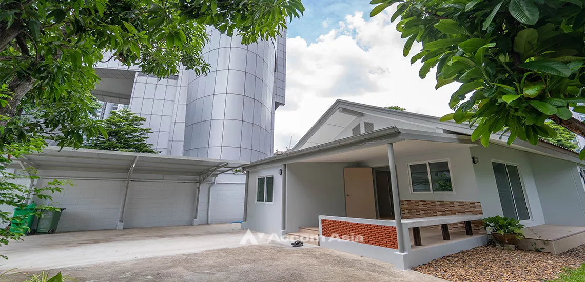 unitPet friendly |  3 Bedrooms  House For Rent & Sale in Sukhumvit, Bangkok  near BTS Asok - MRT Sukhumvit (AA31766)