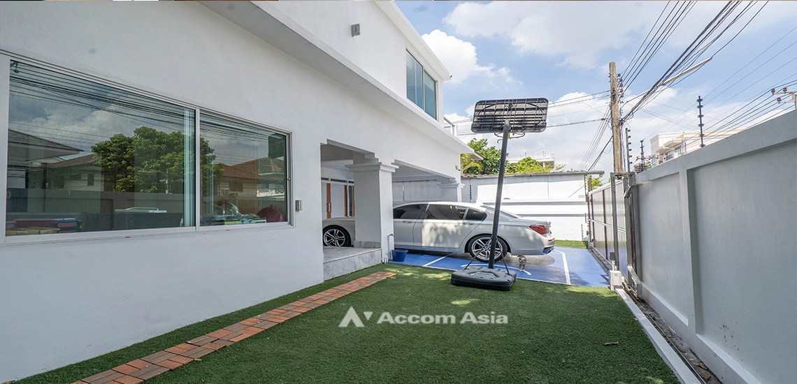 15  4 br House for rent and sale in Sukhumvit ,Bangkok BTS Phra khanong at Moo Baan Pakamas AA31783