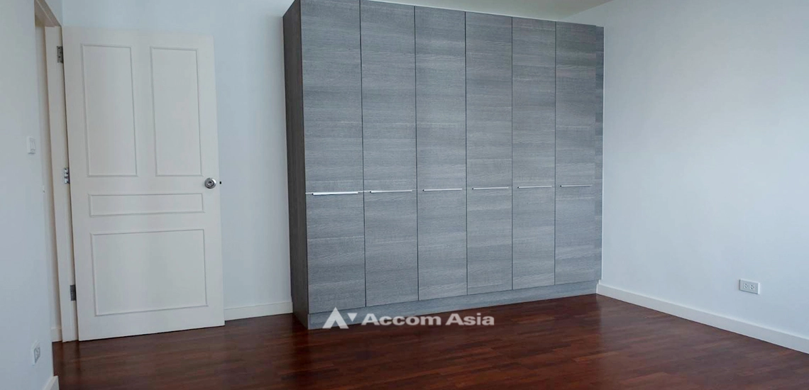 unit 3 Bedrooms  Condominium For Rent in Sukhumvit, Bangkok  near BTS Ekkamai (AA31874)