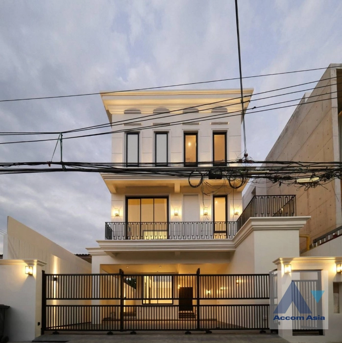 10  4 br House for rent and sale in Sukhumvit ,Bangkok BTS Phra khanong AA31919