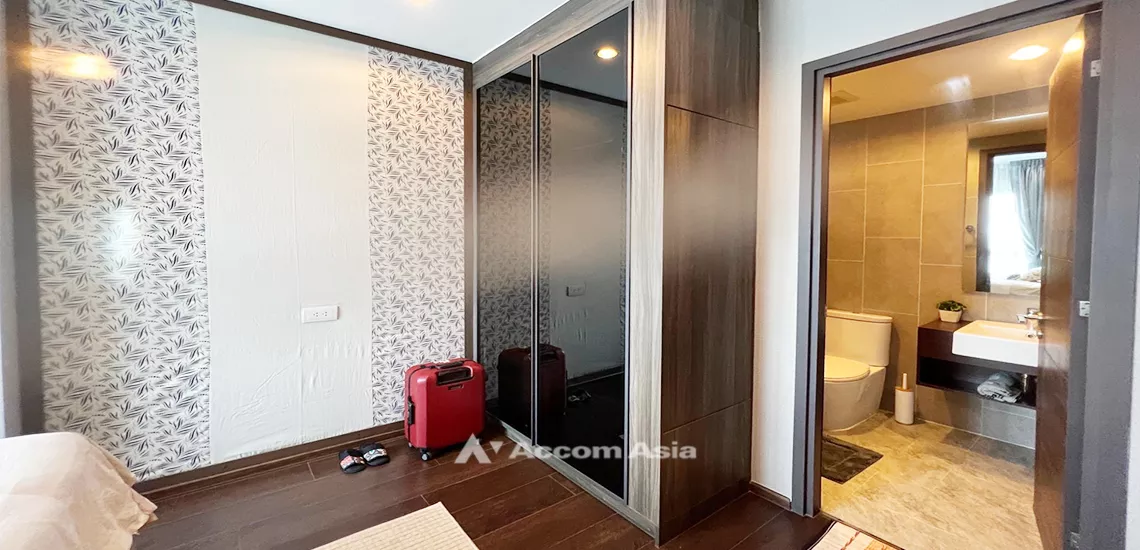  1 Bedroom  Condominium For Sale in Sukhumvit, Bangkok  near BTS Ekkamai (AA31925)