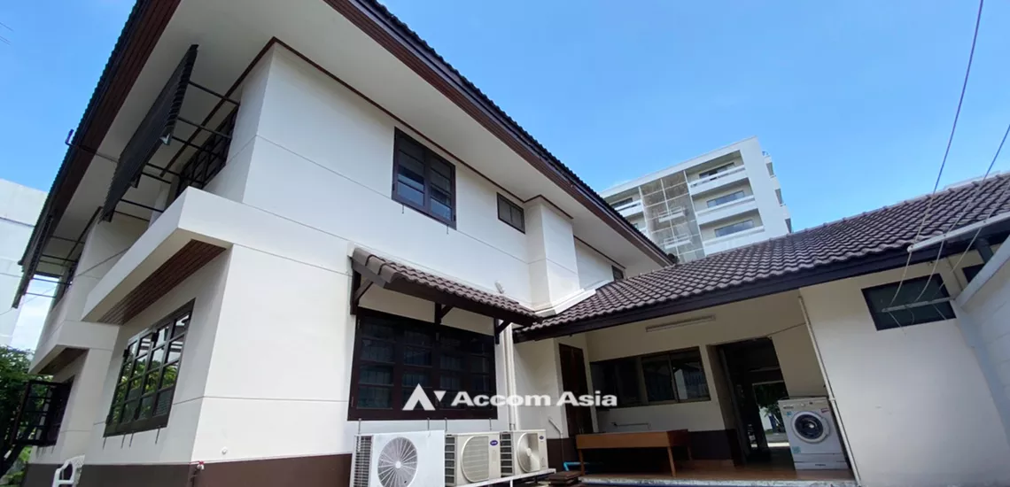 unitPet friendly |  3 Bedrooms  House For Rent in Phaholyothin, Bangkok  near BTS Saphan-Kwai (AA31934)