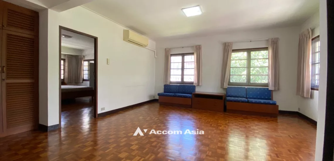 11  3 br House For Rent in Phaholyothin ,Bangkok BTS Saphan-Kwai at House in Compound AA31934