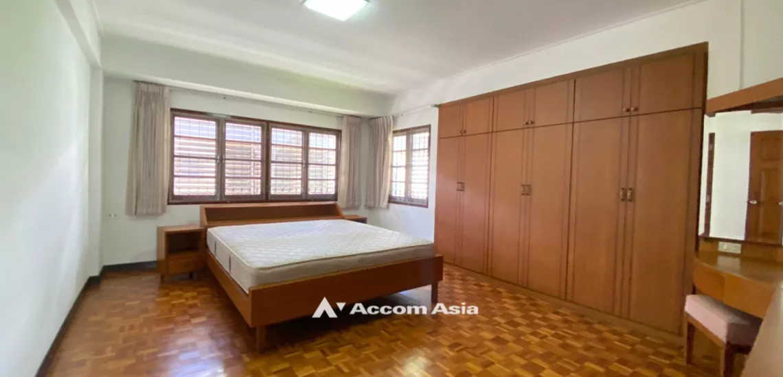 13  3 br House For Rent in Phaholyothin ,Bangkok BTS Saphan-Kwai at House in Compound AA31934