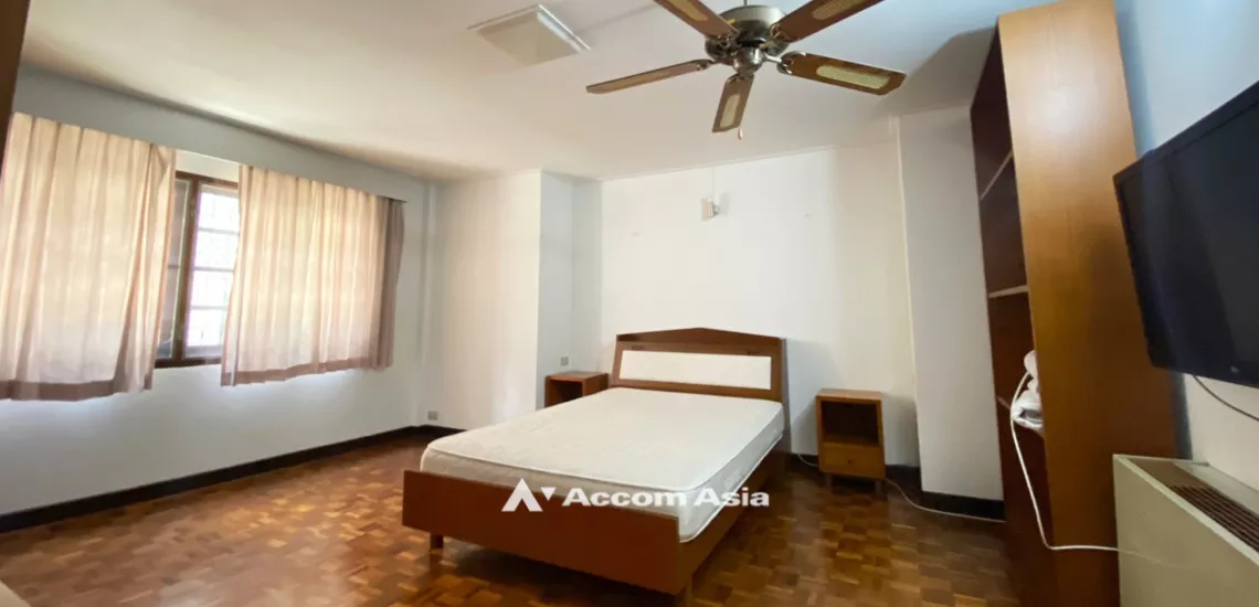 14  3 br House For Rent in Phaholyothin ,Bangkok BTS Saphan-Kwai at House in Compound AA31934