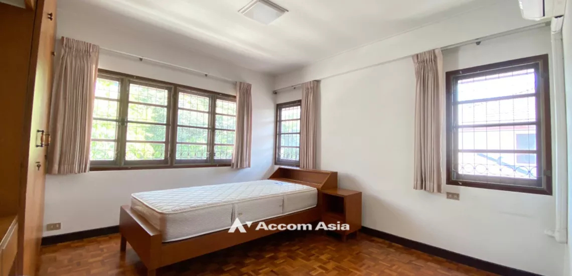 16  3 br House For Rent in Phaholyothin ,Bangkok BTS Saphan-Kwai at House in Compound AA31934