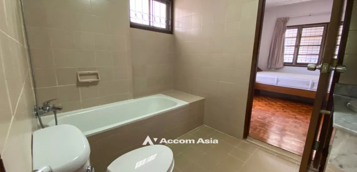 17  3 br House For Rent in Phaholyothin ,Bangkok BTS Saphan-Kwai at House in Compound AA31934