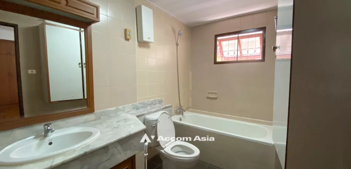 18  3 br House For Rent in Phaholyothin ,Bangkok BTS Saphan-Kwai at House in Compound AA31934