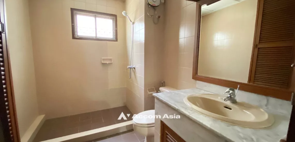 19  3 br House For Rent in Phaholyothin ,Bangkok BTS Saphan-Kwai at House in Compound AA31934