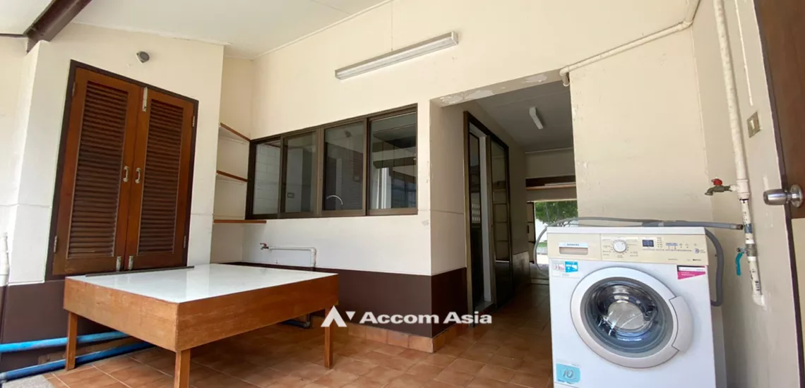 20  3 br House For Rent in Phaholyothin ,Bangkok BTS Saphan-Kwai at House in Compound AA31934
