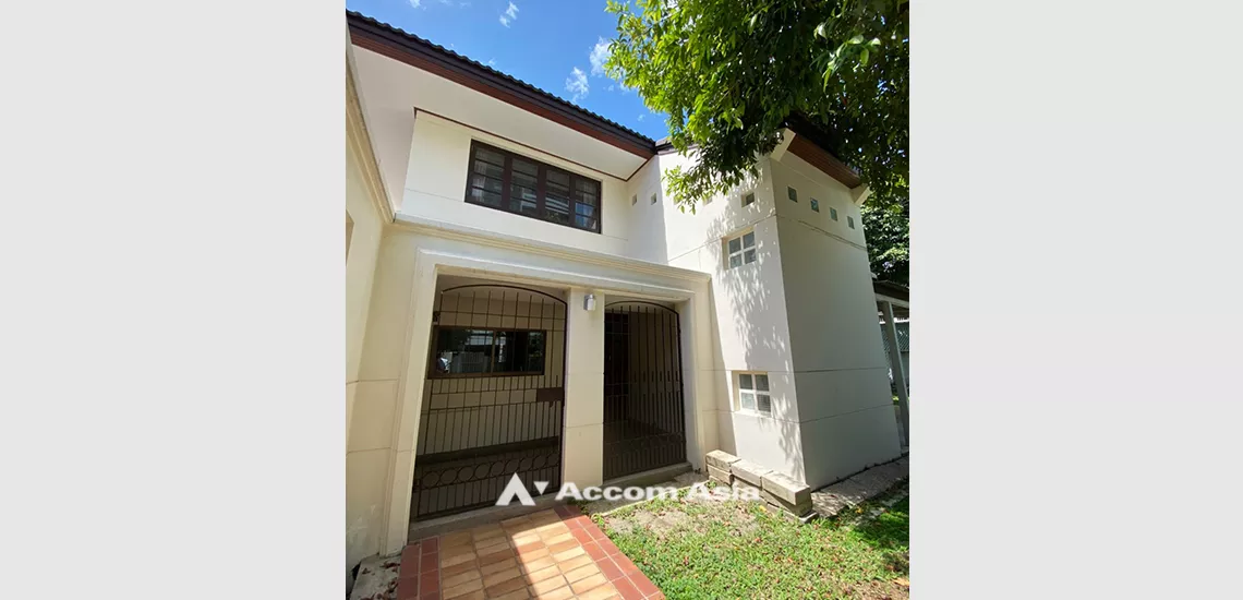 22  3 br House For Rent in Phaholyothin ,Bangkok BTS Saphan-Kwai at House in Compound AA31934