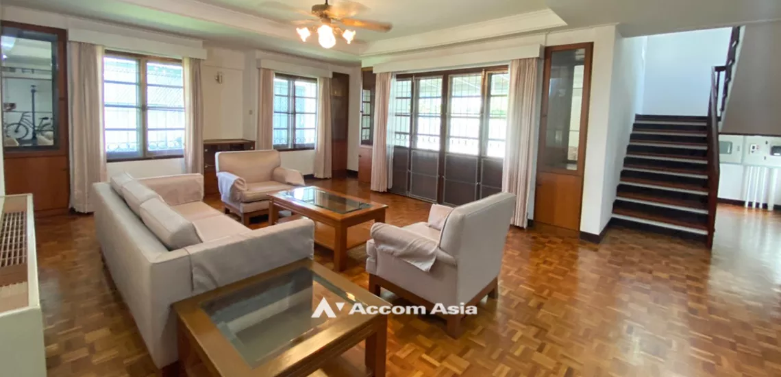 5  3 br House For Rent in Phaholyothin ,Bangkok BTS Saphan-Kwai at House in Compound AA31934