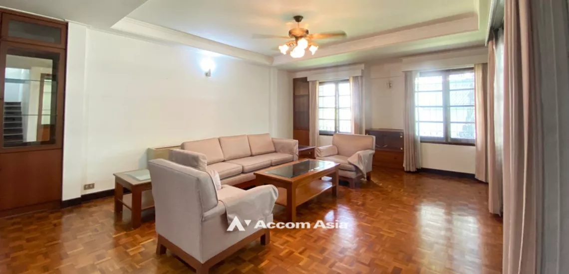 6  3 br House For Rent in Phaholyothin ,Bangkok BTS Saphan-Kwai at House in Compound AA31934