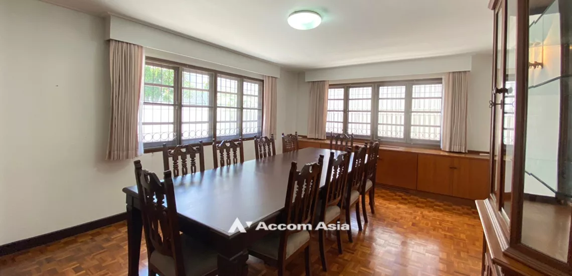 8  3 br House For Rent in Phaholyothin ,Bangkok BTS Saphan-Kwai at House in Compound AA31934