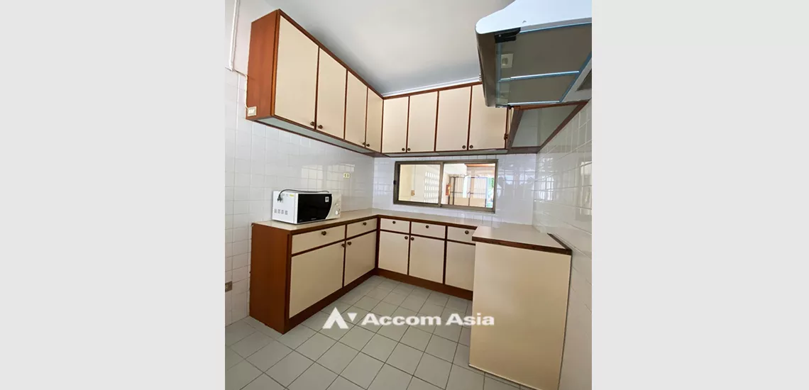 9  3 br House For Rent in Phaholyothin ,Bangkok BTS Saphan-Kwai at House in Compound AA31934