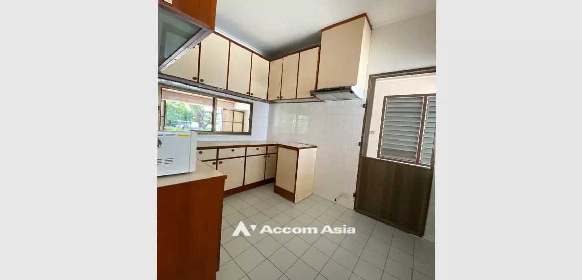 10  3 br House For Rent in Phaholyothin ,Bangkok BTS Saphan-Kwai at House in Compound AA31934