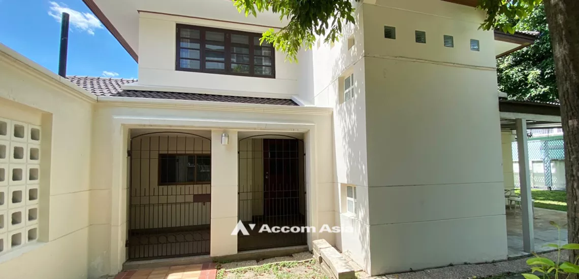 23  3 br House For Rent in Phaholyothin ,Bangkok BTS Saphan-Kwai at House in Compound AA31934