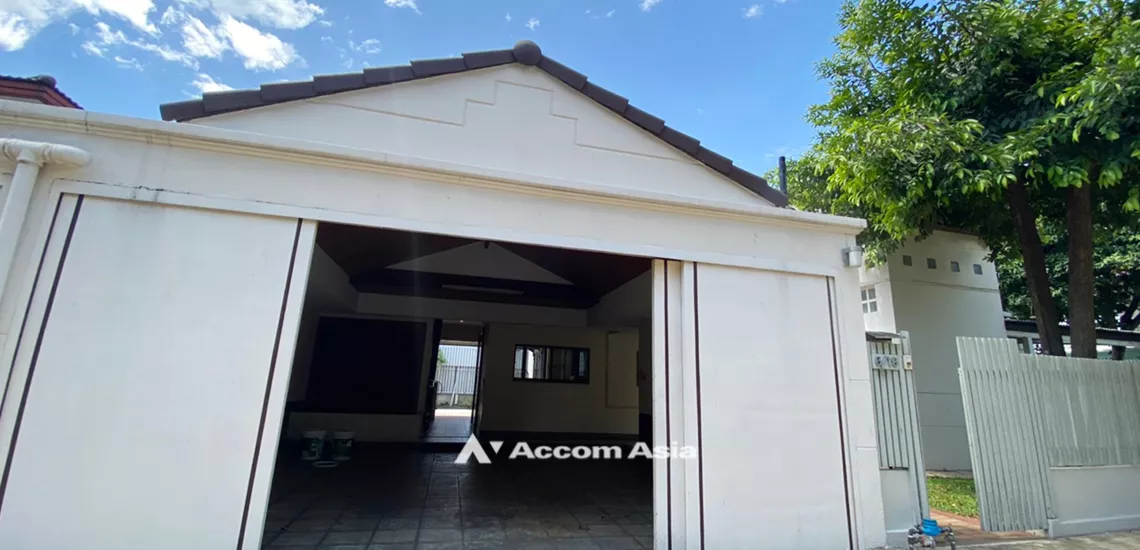 24  3 br House For Rent in Phaholyothin ,Bangkok BTS Saphan-Kwai at House in Compound AA31934