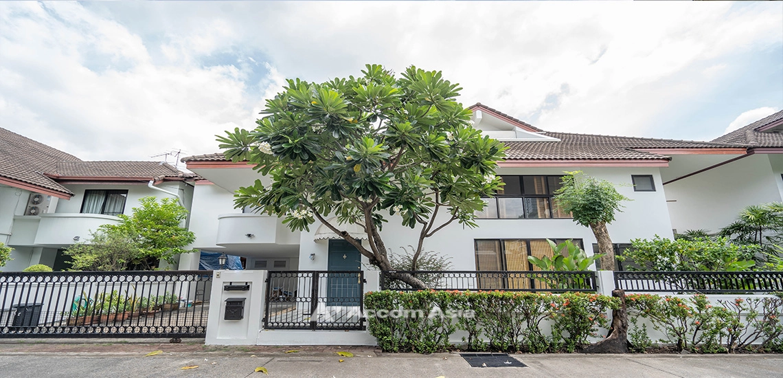 unitPet friendly |  4 Bedrooms  House For Rent in Sukhumvit, Bangkok  near BTS Thong Lo (AA32006)