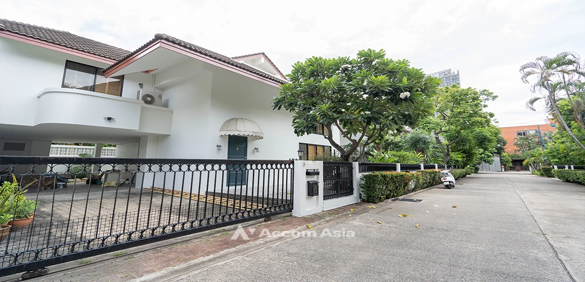 Pet friendly |  4 Bedrooms  House For Rent in Sukhumvit, Bangkok  near BTS Thong Lo (AA32006)
