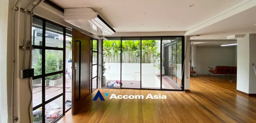 Private Swimming Pool |  4 Bedrooms  House For Sale in Pattanakarn, Bangkok  near BTS On Nut (AA32052)