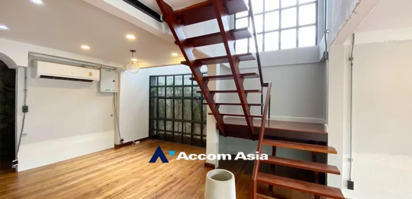 Private Swimming Pool |  4 Bedrooms  House For Sale in Pattanakarn, Bangkok  near BTS On Nut (AA32052)