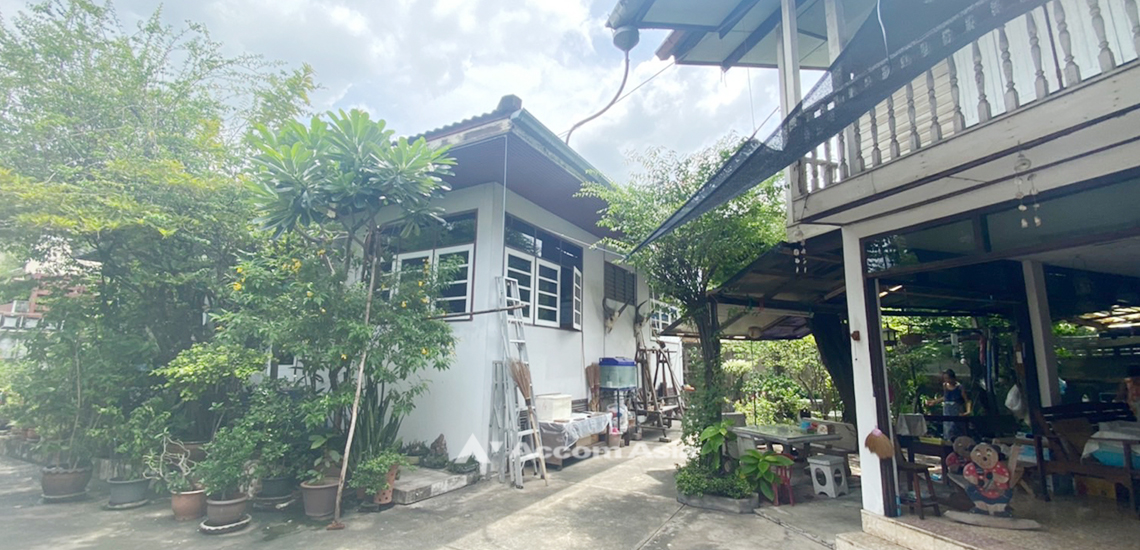 House for Sale  in Sukhumvit ,Bangkok near BTS Phra khanong Accomasia
