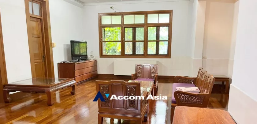  4 Bedrooms  House For Rent in Sathorn, Bangkok  near BTS Ratchadamri (AA32055)