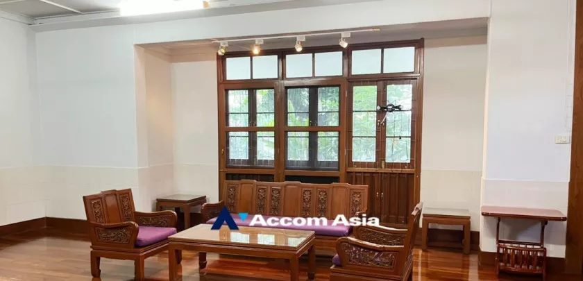  4 Bedrooms  House For Rent in Sathorn, Bangkok  near BTS Ratchadamri (AA32055)