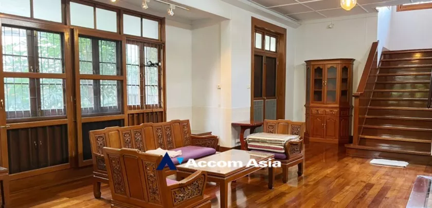  2  4 br House For Rent in Ploenchit ,Bangkok BTS Ratchadamri AA32055