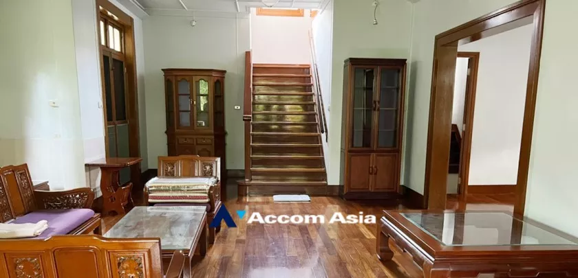  1  4 br House For Rent in Ploenchit ,Bangkok BTS Ratchadamri AA32055