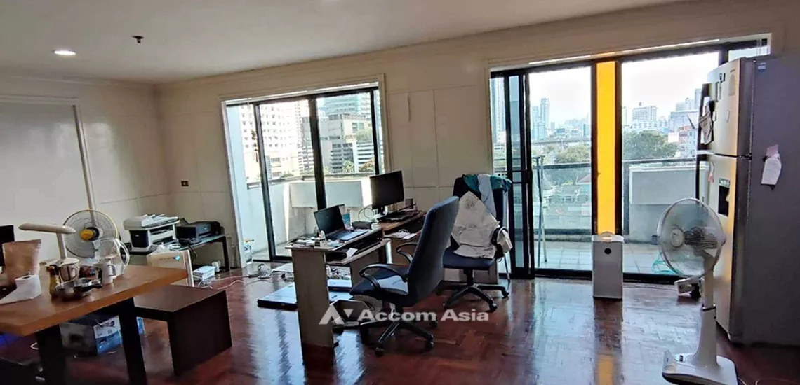 Duplex Condo, Pet friendly |  3 Bedrooms  Condominium For Sale in Sukhumvit, Bangkok  near MRT Phetchaburi (AA32070)