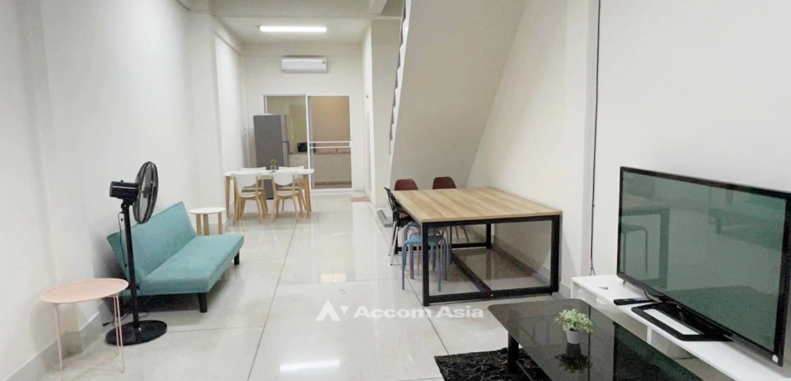  2  4 br Townhouse for rent and sale in Sukhumvit ,Bangkok BTS Ekkamai AA32071