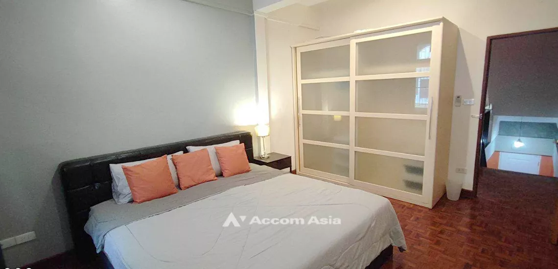  2 Bedrooms  Townhouse For Rent in Sukhumvit, Bangkok  near BTS Thong Lo (AA32152)