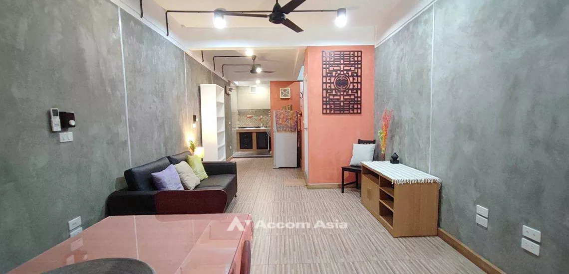  2 Bedrooms  Townhouse For Rent in Sukhumvit, Bangkok  near BTS Thong Lo (AA32152)