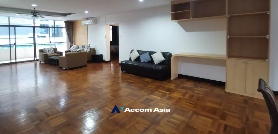 Pet friendly |  Low rise and Peaceful Apartment  3 Bedroom for Rent BTS Nana in Sukhumvit Bangkok