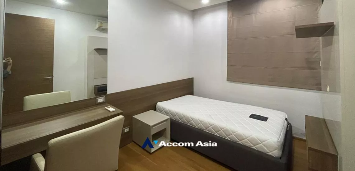  2 Bedrooms  Condominium For Rent in Silom, Bangkok  near BTS Chong Nonsi (AA32205)