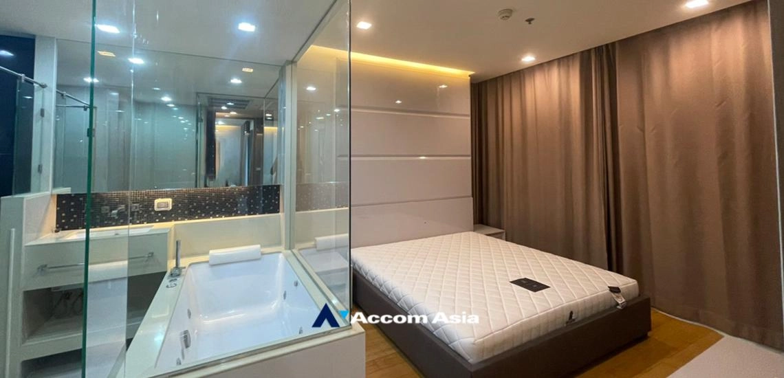 unit 2 Bedrooms  Condominium For Rent in Silom, Bangkok  near BTS Chong Nonsi (AA32205)