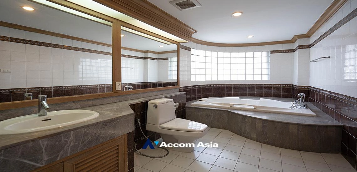 18  4 br Apartment for rent and sale in Sukhumvit ,Bangkok BTS Phrom Phong at 10 Mins from BTS with Shuttle Bus Service AA32215