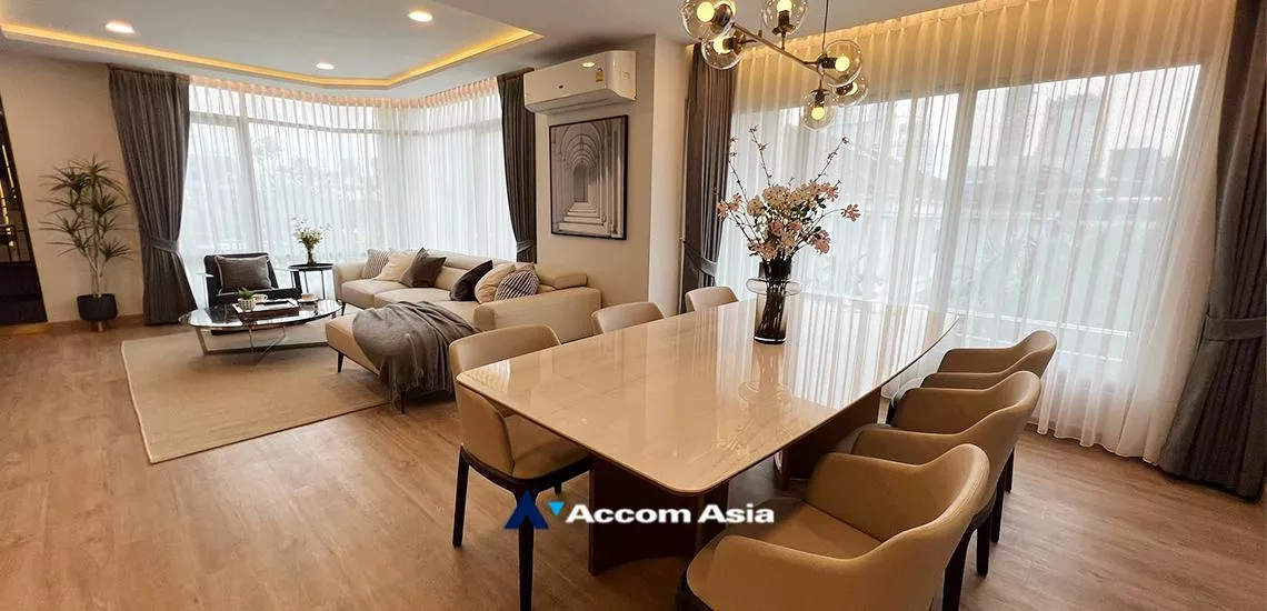  3 Bedrooms  Condominium For Rent in Ploenchit, Bangkok  near BTS Ploenchit (AA32243)