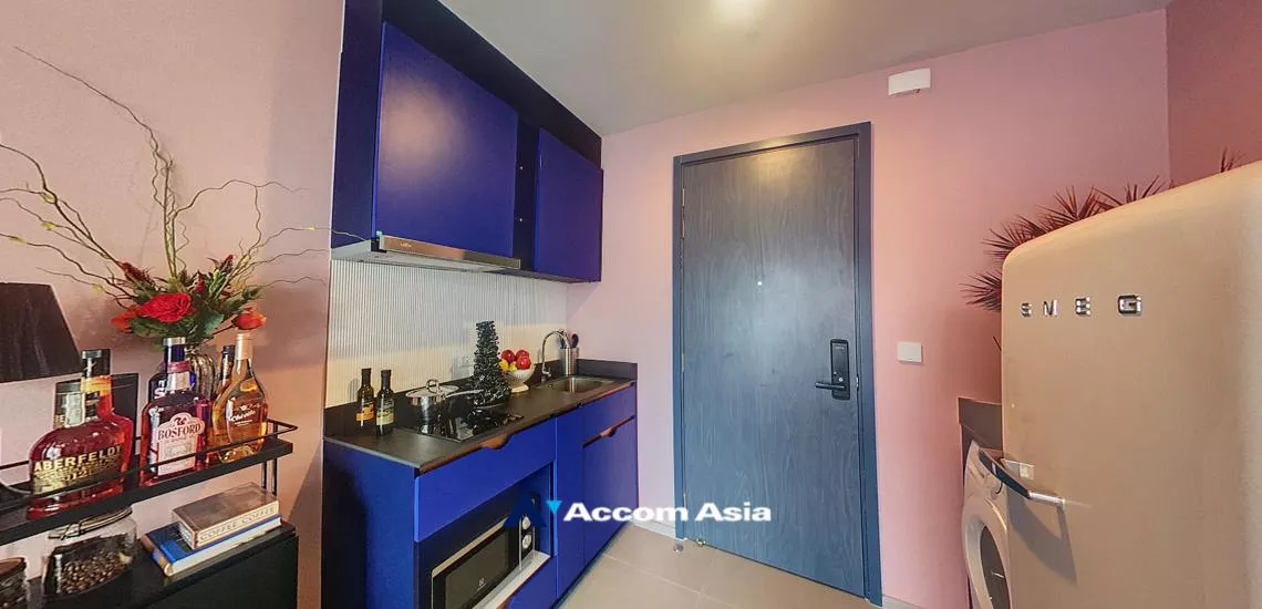  1 Bedroom  Condominium For Sale in Sukhumvit, Bangkok  near BTS Ekkamai (AA32259)